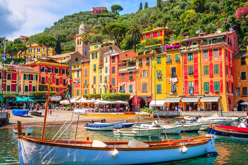 färgglad båt i hamn i italien